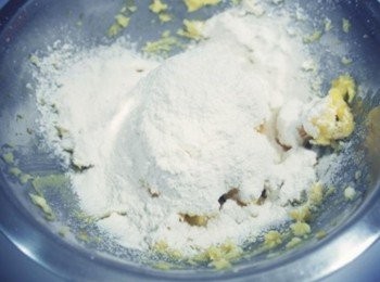 step3: 加入鹽及一半麵粉繼續用打蛋器攪拌均勻~ 接著倒入剩餘的麵粉繼續攪拌均勻!!