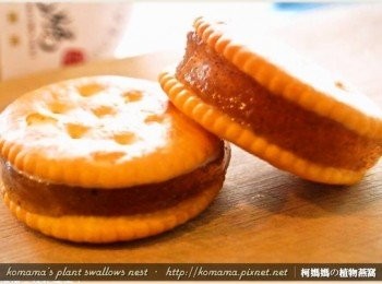 step4: 切成圓型的黑木耳健康凍夾在小圓餅中間，也可在夾心內淋上些許煉乳來增味。