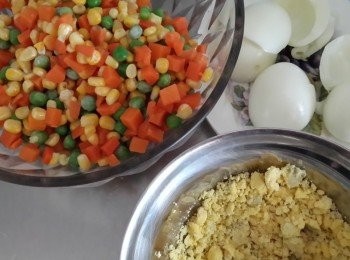 step1: 將三色豆燙一下瀝掉水分,水煮蛋蛋黃搗碎,蛋白切丁 備用