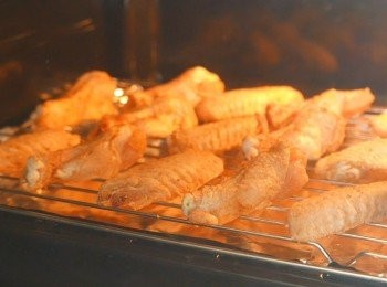 step4: 把<a href="https://bit.ly/3zHU5V3" target="_blank" data-keyword="雞翼" class="guide-link"><strong>雞翼</strong></a> <span style="display:inline-block;vertical-align:middle;margin-top:-3px;color:initial;border-radius:3px;padding:2px 3px;font-size:12px;line-height:14px;background:#87d300;color:#fff;">即買</span> 放到網架上，放入己預熱至120℃的焗爐，置於中低層烤15分鐘。