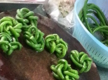 step2: 將已經沖凍水的青豆穿成花狀(1條青豆穿1個花)