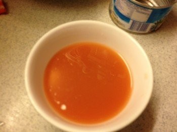 step4: 準備獻汁，菠蘿水加入茄汁，生粉攪勻