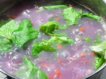 step8: 最後放入芹菜葉，加些鹽巴調味