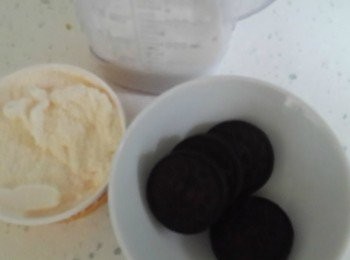step1: 將所有的材料放入果汁機打勻~ 冰淇淋留一半喔~ 裝杯時再將另一半冰淇淋加入即可~完成