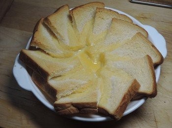 step4: 烤好的布丁ㄉㄨㄞㄉㄨㄞ的!!!!!土司上半部會酥脆，下半部就會吸滿布丁，非常好吃喔!!