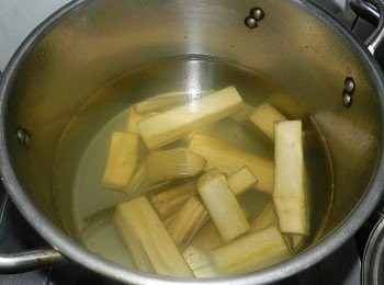 step2: 先將辣木與水煮成湯底