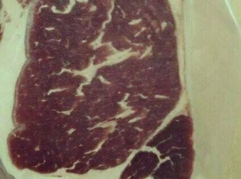 step1: 日本神戶牛退冰並洗淨，蒜片斜切薄片；蕃茄切塊狀；蘋果切片狀並洗淨，澎湖冰花一小朵洗淨，備用；