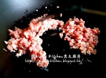 step2: 燒紅鑊 , 先爆香乾蔥粒 , 加入豬肉碎 , 贊少許酒炒至轉色