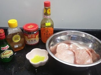 step1: 1. 將梅頭肉洗淨索乾水，用醃料醃最少6小時