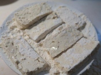 step1: 板豆腐切片兩面蘸上麵粉