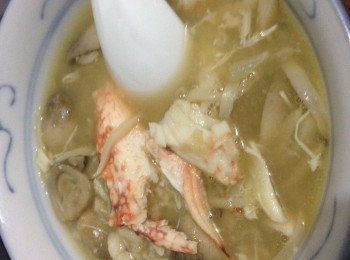 step1: 將蟹肉拆肉將蟹膏留起備用，雞肶菇切成絲，草菇開半備用