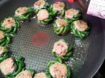 step6: 再加入適量自製照燒汁,(亦可以用蠔油芡代替照燒汁)試味