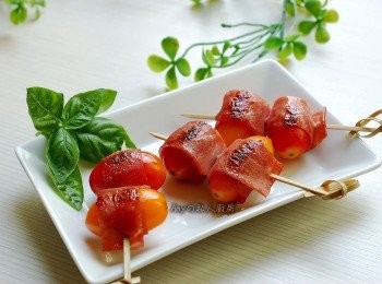 step4: 火腿焦香的香氣搭配酸甜的小蕃茄,連小朋友都好喜歡吃呢~