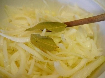 step3: *月桂葉放入一起拌炒，大概十分鐘後拿出。