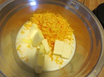 step1: 切达芝士、鲜奶和牛油