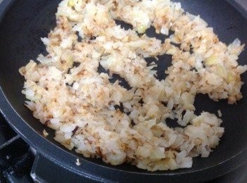 step1: 洋蔥切碎炒香放涼