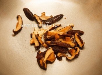 step1: 起油鍋，將大蒜爆香後加入香菇絲炒香。