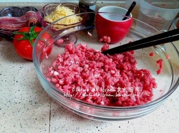 step1: 牛肉碎及豬肉碎放入大碗內加少許鹽 , 黑胡椒拌勻靜待30分鐘