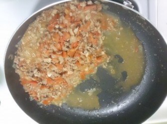 step6: 等差不多收汁放入研磨黑胡椒粒跟鹽巴調味，番茄紅醬就完成了