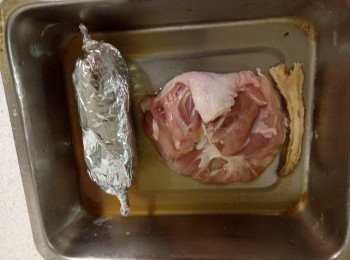 step4: 雞肉皮朝下，肉朝上，鋁箔紙包起來捲起像包糖果一樣。