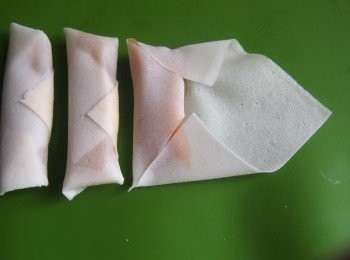 step3: 用春卷皮包好年糕條，以蛋液封口