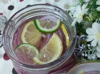 step5: 把洋蔥檸檬片裝入玻璃瓶中 , 蓋好蓋子放到冰箱中冰藏 , 隔天即可食用