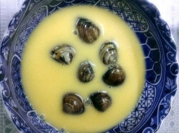 step4: 蛋液過篩~碗內放入蛤蜊~加了蛤蜊的蒸蛋~味道一級棒~超好吃的~