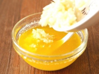 step5: 把蒜頭壓成蓉，把蒜頭加入牛油溶液中拌勻備用。