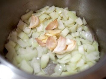 step5: 5.接著加入大蒜，大蒜只要壓碎連皮一起下去炒 出香氣。