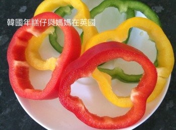 step2: 紅、黃、綠椒分別切成圈，每隻色切了兩片，總共有6個圈，備用。