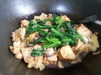 step12: 再蓋上蓋用慢火煮10分鐘至半收汁 , 加入少許老抽及菜心苗拌勻