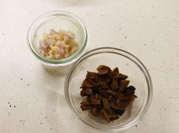step3: 把牛肝菌切成小粒, 另準備蒜泥和乾蔥泥