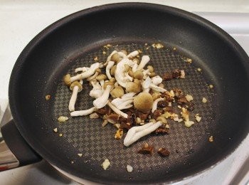 step8: 再放入野菌拌勻。