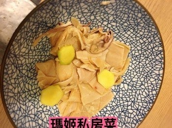 step2: 用薑片或薑絲 米酒加少許糖醃