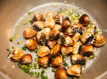 step3: 接著將蛤蜊下鍋並加入白酒，蓋上鍋蓋將蛤蜊煮開。