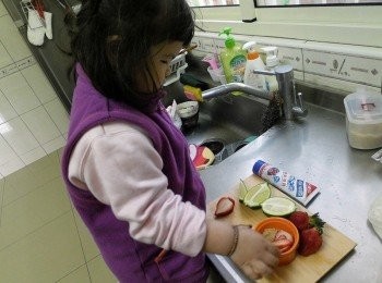 step4: 把草莓薄片放上..草莓的量((不要))超過容器一半的容量，