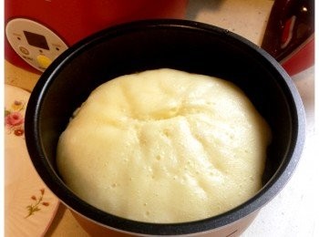 step4: 蒸好後，取出內鍋，放涼一會。