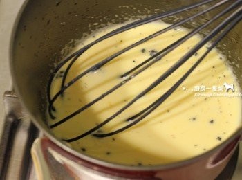 step5: <span class="group_2">布丁凍</span>蛋黃打散，加入砂糖、牛奶、香草籽拌勻，以小火煮至糖溶化（一邊煮一邊用攪拌器快速攪拌）。