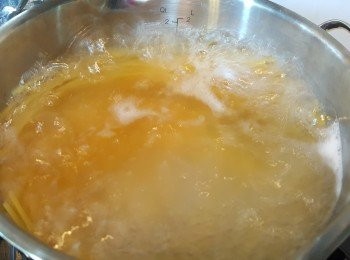 step2: 燒滾一鍋水，加入1茶匙鹽，將意粉煮8分鐘，備用。