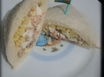 step9: (呢個模具我超鐘意，係jusco $12店買的。小朋友食三明治多數會跌左入面d餡，用呢個模可以將方包邊壓實。甘小朋友食時就唔會左跌右跌啦！)