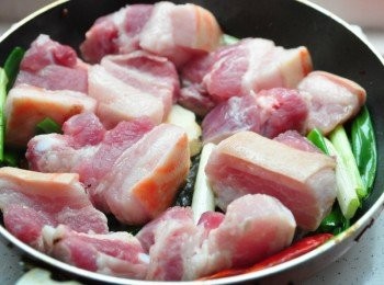 step6: 再放入五花肉塊邊煎邊炒至略微焦香