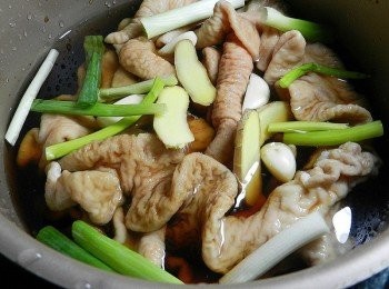 step2: 放入薑片、蒜頭、蔥段(約兩根量)，再放入調味料，蓋上鍋蓋