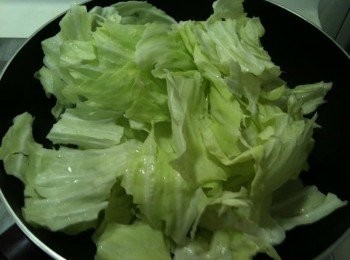 step2: 待聞到薑和蒜的香氣後，放入洗淨且剝好的高麗菜，蓋上鍋蓋。