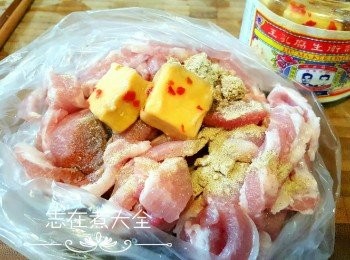 step3: 豬頸肉加入腐乳，糖，老抽，麻油 ，酒，雞粉，胡椒粉及油放入保鮮袋並按摩數分鐘後，醃1小時以上