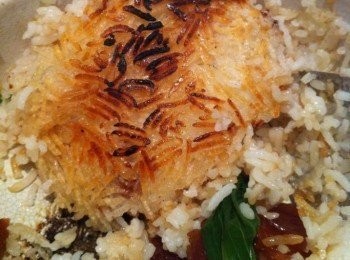 step7: 待15分鐘過後,會有飯既焦香味,此時可先關火打開蓋淋上甜鼓油, 並略為摷鬆中心的飯