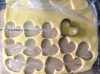 step3: 雪硬了的牛油皮取出拉起一邊保鮮紙用曲奇模印成一塊塊曲奇，多出的皮邊可再搓回麵團壓皮再印