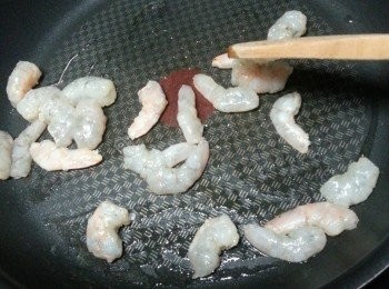 step13: 用1湯匙油起鑊,先炒熟鮮蝦備用