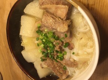step8: 把河粉及清湯蘿蔔牛肉放在碗裏，灑上蔥花就可以上桌