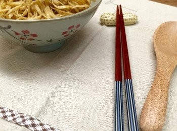 step4: 4.剛才放<a href="https://bit.ly/3zHU5V3" target="_blank" data-keyword="雞翼" class="guide-link"><strong>雞翼</strong></a> <span style="display:inline-block;vertical-align:middle;margin-top:-3px;color:initial;border-radius:3px;padding:2px 3px;font-size:12px;line-height:14px;background:#87d300;color:#fff;">即買</span> 嘅盒，仲有好多香蒜醬同調味料喺度，個鑊又有小小煎過<a href="https://bit.ly/3zHU5V3" target="_blank" data-keyword="雞翼" class="guide-link"><strong>雞翼</strong></a> <span style="display:inline-block;vertical-align:middle;margin-top:-3px;color:initial;border-radius:3px;padding:2px 3px;font-size:12px;line-height:14px;background:#87d300;color:#fff;">即買</span> 嘅油，唔好嘥，乾脆整多個生抽，蠔油撈麵，同D蒜片一齊食，正！