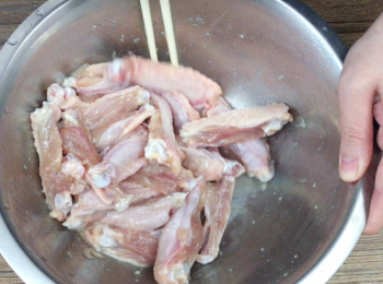 step2: 將薑汁及鹽麴放入單骨<a href="https://bit.ly/3zHU5V3" target="_blank" data-keyword="雞翼" class="guide-link"><strong>雞翼</strong></a> <span style="display:inline-block;vertical-align:middle;margin-top:-3px;color:initial;border-radius:3px;padding:2px 3px;font-size:12px;line-height:14px;background:#87d300;color:#fff;">即買</span> 醃30分鐘。